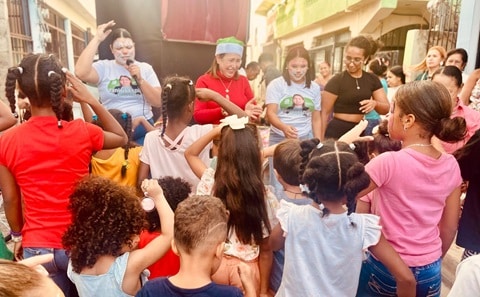 Llaniris Espinal dibuja sonrisas en el rostro de cientos de niños y niñas de comunidades de Santiago