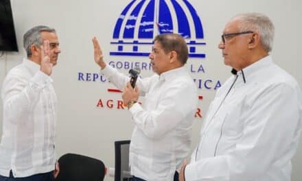 Iván Hernández Guzmán toma juramento como director de Intabaco