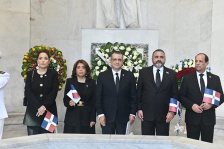 JCE deposita ofrenda floral en el Altar de la Patria por el 181 aniversario de la Independencia Nacional