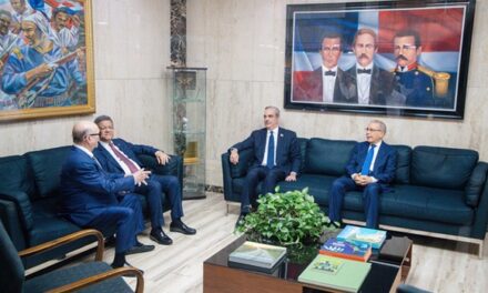 Gobierno y expresidentes definen ruta común ante crisis haitiana en reunión histórica