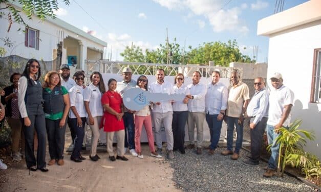 Hilton La Romana entrega casa a colaboradora
