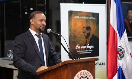 José Alfredo Espinal da una mirada íntima a la vida y la sociedad en su primer libro