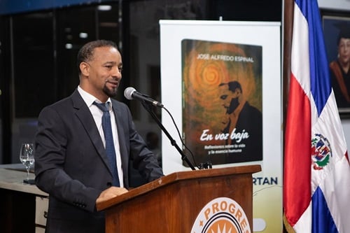 José Alfredo Espinal da una mirada íntima a la vida y la sociedad en su primer libro