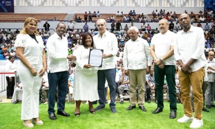 Presidente Abinader entrega títulos de propiedad en La Romana