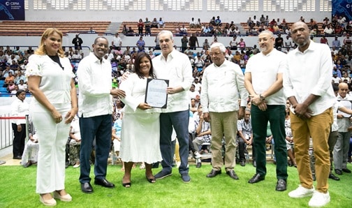 Presidente Abinader entrega títulos de propiedad en La Romana