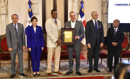 Presidente entrega a tres profesores el Premio a la Excelencia Magisterial 2025