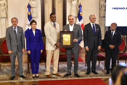 Presidente entrega a tres profesores el Premio a la Excelencia Magisterial 2025