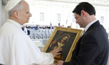 El Papa León XIV bendice la Virgen Peregrina de la Altagracia en el Vaticano