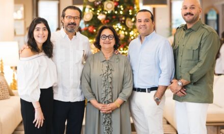 Charo celebra su aniversario con una Navidad llena de elegancia