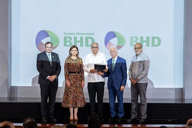 BHD dona RD$100 millones para preservar el Ateneo Amantes de la Luz