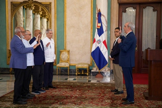 Abinader juramenta comisión de veeduría para obras deportivas