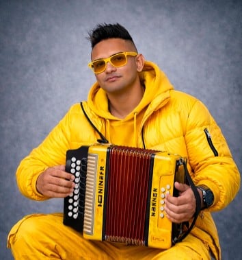 Adid reinventa “Café con ron” a ritmo de merengue típico