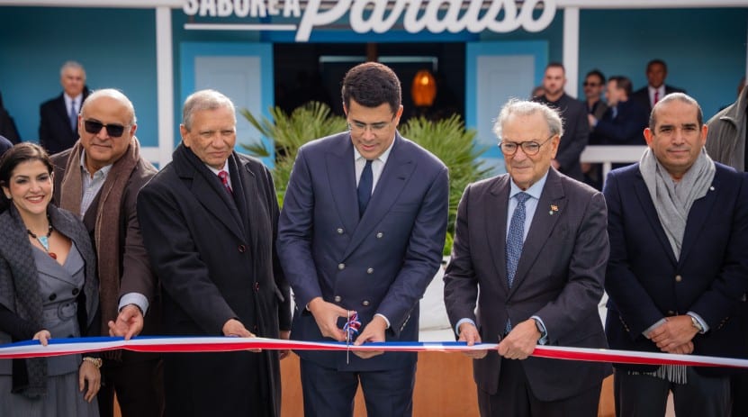 Ministro de Turismo inaugura la “Casita Dominicana” en Fitur