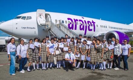 Arajet acerca la aviación a niños del Instituto Ángeles Custodios