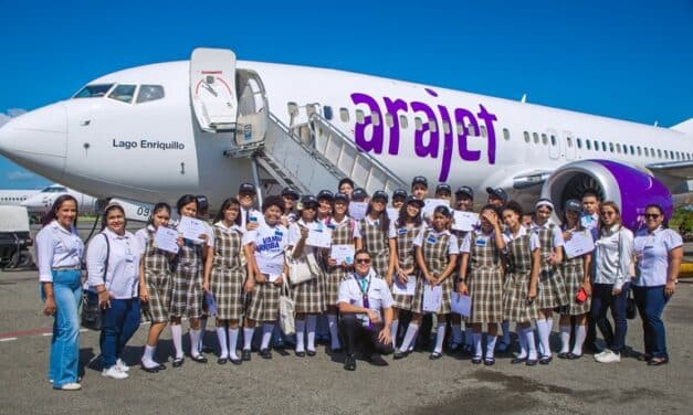 Arajet acerca la aviación a niños del Instituto Ángeles Custodios