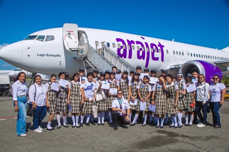 Arajet acerca la aviación a niños del Instituto Ángeles Custodios