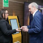 Abinader y Raquel Arbaje reciben la primera nueva cédula de la JCE