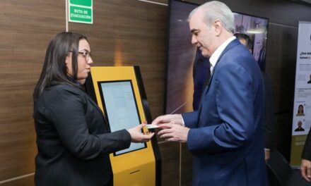 Abinader y Raquel Arbaje reciben la primera nueva cédula de la JCE