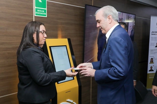 Abinader y Raquel Arbaje reciben la primera nueva cédula de la JCE