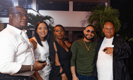 Inauguran Aroma Kitchen & Bar