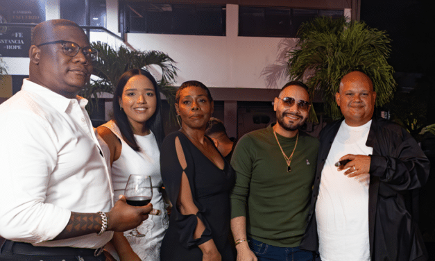 Inauguran Aroma Kitchen & Bar