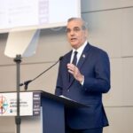 Abinader destaca integridad como pilar del gobierno durante foro en París