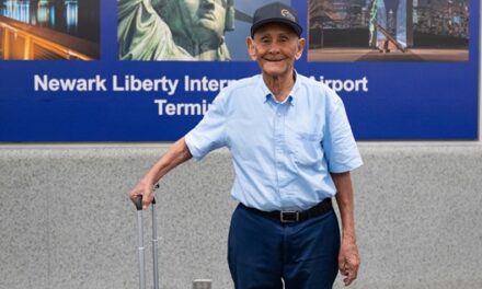 Arajet cumple sueño de viaje a dominicano de 95 años