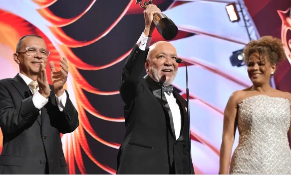 Jochy Santos recibe el Gran Soberano en una gala que celebró lo mejor del arte dominicano